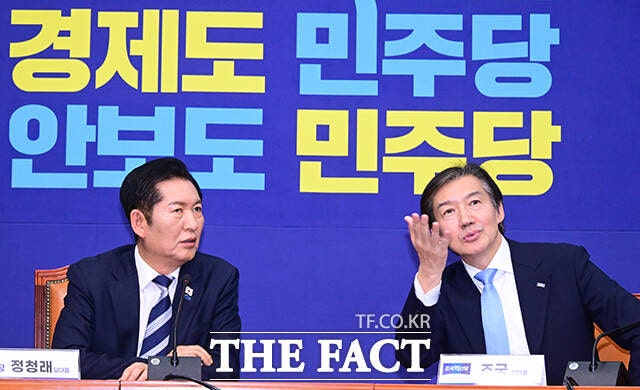 조국 전 조국혁신당 대표(오른쪽)가 더불어민주당 8·17 전당대회의 최대 수혜자가 될 수 있다는 관측이 나온다. 계파전 양상을 띠는 민주당 전대에서 정청래 전 민주당 대표가 친문재인계 지원을 받아 연임에 성공할 경우