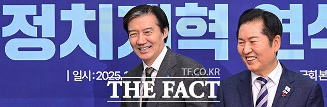 의외로 조국혁신당과 조국 전 대표의 새로운 활로가 더불어민주당 전당대회를 통해 만들어질 수 있다는 관측이 정치권 일각에서 나오고 있다. 전제는 정청래 전 민주당 대표의 당권 연임이다. 정 전 대표는 당대표 임기 중