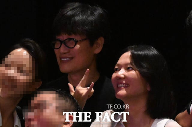 이해진 네이버 이사회 의장이 최수연 네이버 대표와 지난 3일 오후 서울 용산구 현대카드 언더스테이지에서 열린 로렌의 공연장을 찾아 기념 촬영을 하고 있다./서예원 기자