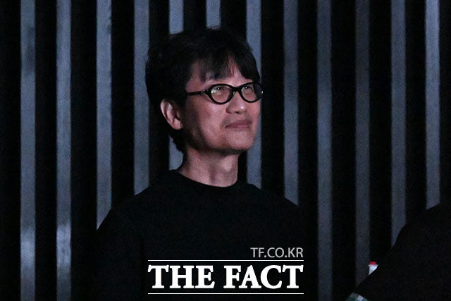이해진 네이버 이사회 의장이 지난 3일 오후 서울 용산구 현대카드 언더스테이지에서 열린 아들 로렌의 공연장을 찾아 무대를 감상하고 있다./서예원 기자