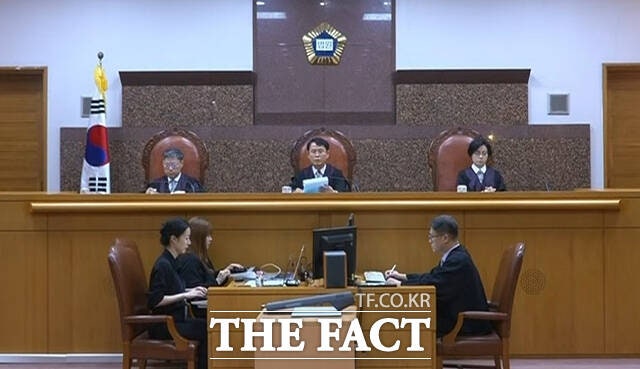 윤석열, '체포방해' 징역 7년 확정…대법 "현직 대통령 수사 가능"