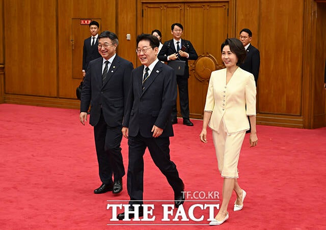 李 <b>대통령</b>, <b>몽골 도착</b>…15년 만의 국빈방문 시작