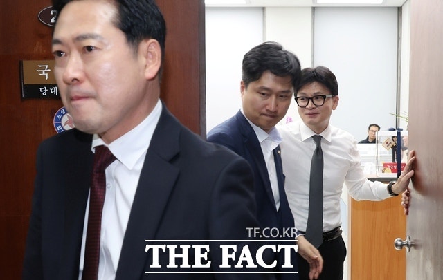 '장외투쟁' 눈돌린 장동혁, '징계 거리두기' 한동훈…엇갈린 셈법