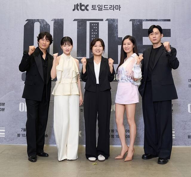 "여름밤에 딱"…'<b>아파트</b>', <b>지성</b>→문소리의 화려한 연기 앙상블(종합)