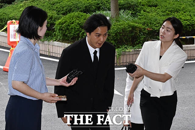 '부실복무' 의혹 <b>송민호</b>, <b>병역법 위반</b> 증인 출석 [TF사진관]