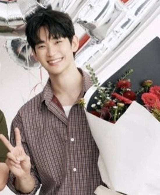 [강일홍의 오늘연예] 김수현, 광고 복귀…'넉오프' 공개도 재시동 걸까...