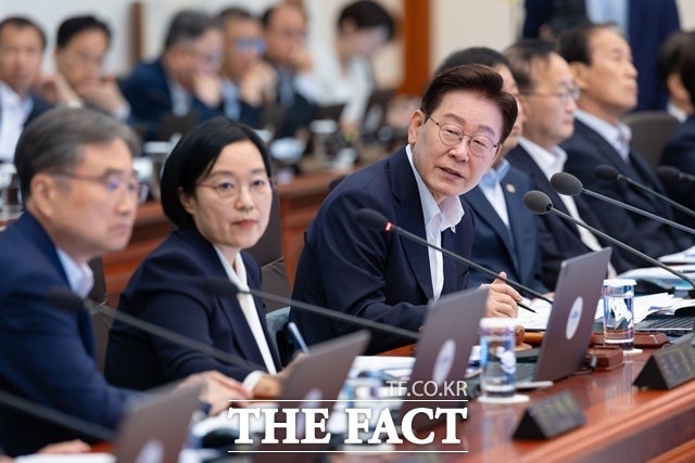 靑 "지방정부 <b>환경미화원</b> 적정<b>임금</b> 전수<b>조사</b>…과소지급 561건 적발"