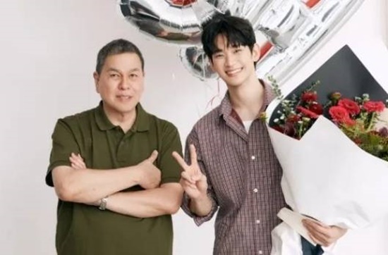 [강일홍의 이슈토크] 김수현, 광고촬영·SNS 부활…대본 40편 '차기작 러...