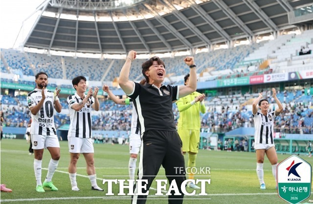 [그래도 K리그] ‘<b>김기동</b> 축구’ 3년의 결실…선두 서울, 포항 넘어 우승...