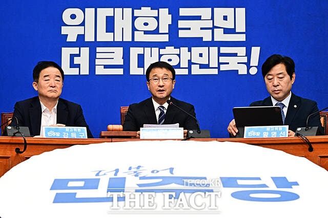더불어민주당은 당장 이 대통령을 향한 국민의힘의 '편법 부동산 거래 공세'에 적극 대응하고 있으나, 내부에선 미묘한 딜레마가 감지된다. 가뜩이나 여론의 반향이 큰 부동산 문제에 대통령이 엮인 상황이라 매우 조심스러운