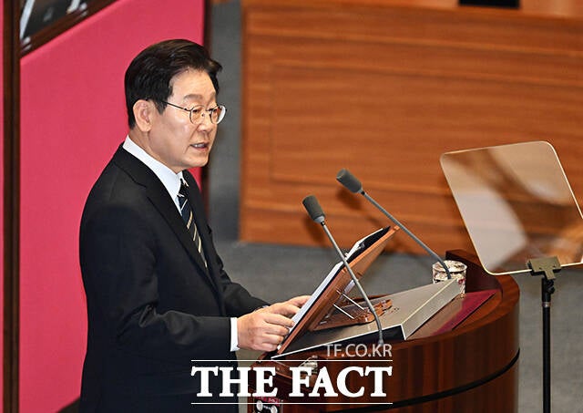 이재명 대통령의 분당 아파트 매매 방식을 둘러싼 논란이 정치권으로 번진 모습이다. 사진은 이재명 대통령이 지난 4월 2일 국회에서 열린 본회의에 참석해 중동 전쟁 대응 등을 위한 추가경정예산안에 대한 시정연설을 하고