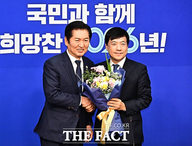 고위원 본선에 진출한 이성윤 더불어민주당 의원이 "2030년 정권교체를 반드시 이뤄내겠다"고 말하는 해프닝이 벌어졌다. 사진은 정청래 전 더불어민주당 대표와 이 의원. /국회=배정한 기자