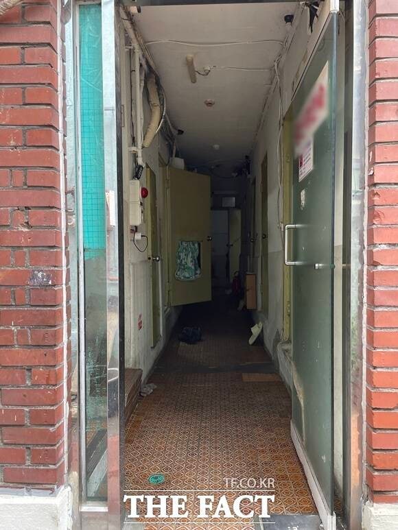 폭염경보가 내려진 지난 29일 오후 서울 용산구 동자동 쪽방촌 건물의 방문이 열려 있는 모습./진주영 기자