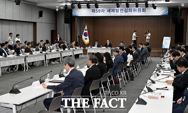 "집은 '거주'·돈은 '국내 투자'로"…<b>정부</b>, <b>세제개편</b> '전방위 손질'