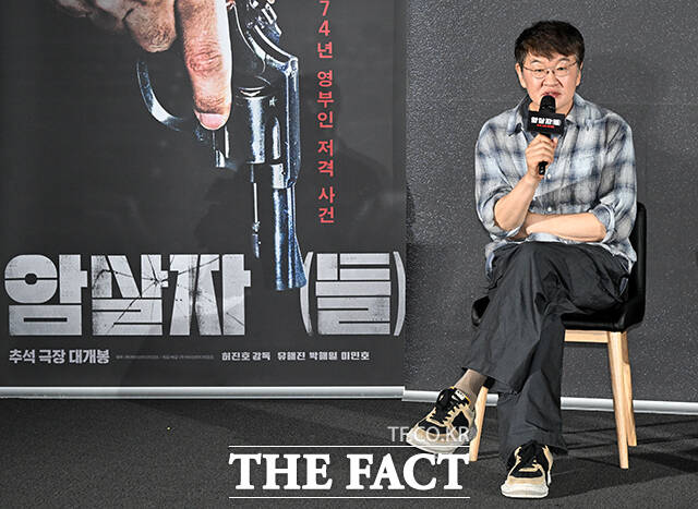 질문 답하는 영화 '<b>암살자</b>(들)' 허진호 감독 [포토]