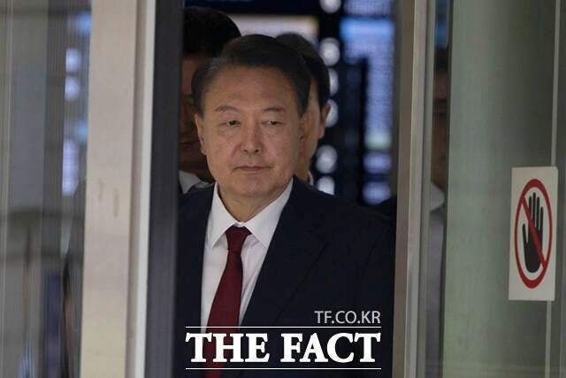 [속보] '계엄 정당화 메시지' <b>윤석열</b>·신원식 불구속 <b>기소</b>