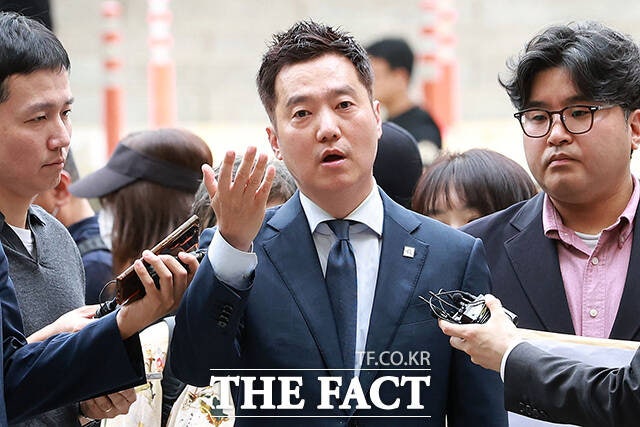 '김수현 <b>명예훼손</b>' <b>김세의</b> 국민참여재판 신청…첫 공판 또 연기