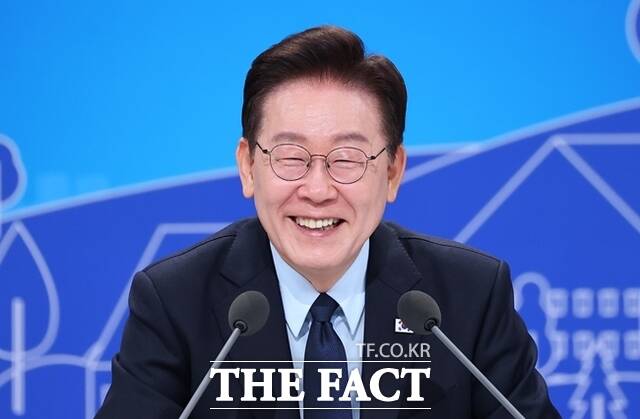 법무부 검찰인권존중미래위원회(미래위)가 이재명 대통령이 연루된 성남FC 불법 후원금 의혹 관련 사건과 백현동 개발 비리 의혹 사건 등 12건을 진상조사 대상에 추가했다./청와대통신사진기자단·뉴시스
