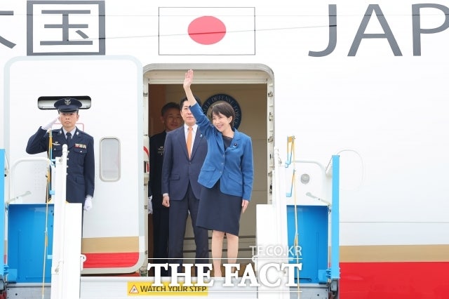 日다카이치, <b>야스쿠니</b> 공물 봉납…자민당 지도부 단체<b>참배</b>