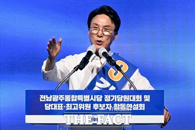 더불어민주당 8·17 전당대회 당대표 선거 서울·경기 경선에서 김민석 후보가 14만8245표를 얻어 14만7038표를 받은 정청래 후보를 이기고 1위를 차지했다. /뉴시스