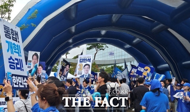 [르포] "대세 굳어져" vs "뒤집기 가능"…金·鄭 <b>지지</b>자 '동상이몽'