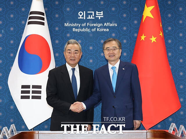 <b>왕이</b> "중국, <b>한반도 평화</b> 안정에 건설적 역할 할 것"