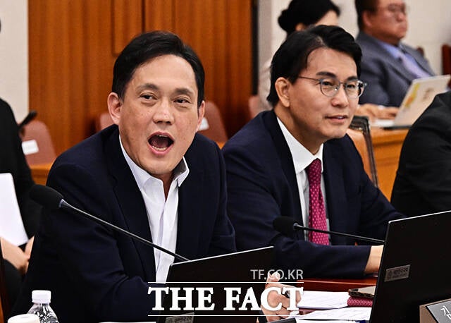 <b>서영교 법사위원장</b>에게 고성으로 항의하는 김태규 의원 [TF사진관]