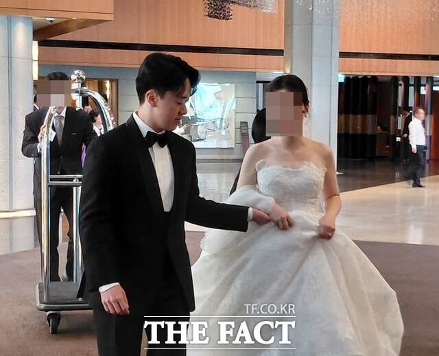 농심그룹 오너 3세 신상열 부사장이 13일 서울신라호텔 다이너스티홀서 SK텔레콤에 재직 중인 회사원과 결혼식을 올렸다. 신 부사장은 오후 3시 40분쯤 턱시도를 입고 환한 미소를 지으며 예비 신부의 손을 꽉 쥐고 등