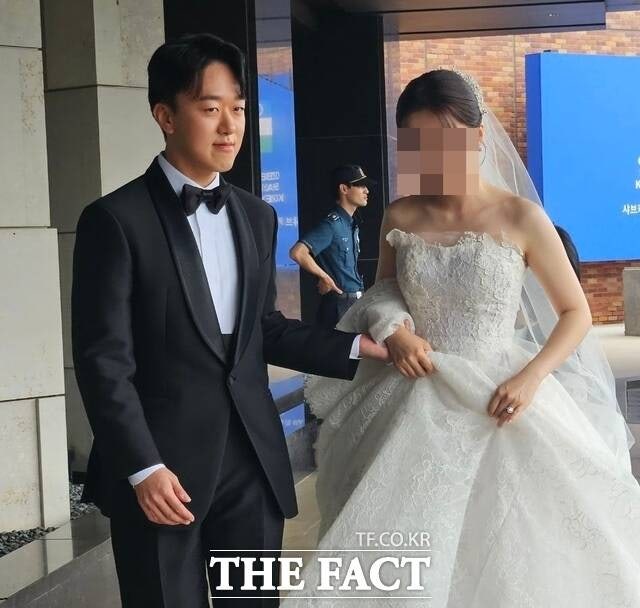 농심그룹 오너 3세 신상열 부사장이 13일 서울신라호텔 다이너스티홀서 SK텔레콤에 재직 중인 회사원과 결혼식을 올렸다. 신 부사장은 오후 3시 40분쯤 턱시도를 입고 환한 미소를 지으며 예비 신부와 함께 식장으로 들