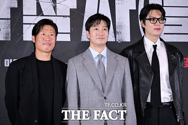 '암살자(들)'·'<b>타짜</b>4' 추석 극장가 쌍끌이…나란히 1·2위