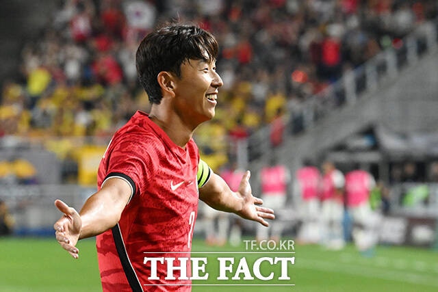 대한민국과 에콰도르의 평가전이 24일 오후 경기도 수원시 팔달구 수원월드컵경기장에서 열린 가운데 손흥민이 득점 후 기뻐하고 있다./수원월드컵경기장=남용희 기자