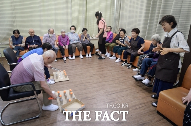 2024년 5월 28일 경기 화성시 동부케어 주간보호센터에서 노인들이 복지프로램을 수강하고 있다./더팩트DB