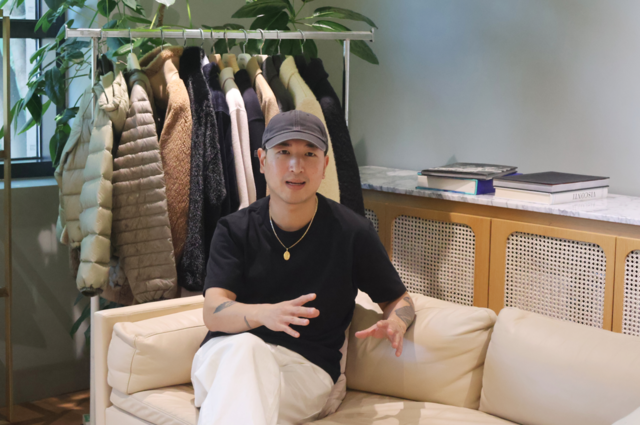 지난해 LF 헤지스 서브 라인인 '히스 헤지스' 크리에이티브 디렉터(CD)로 합류한 벤자민 브라운이 LF와 인터뷰를 진행하고 있다. /LF