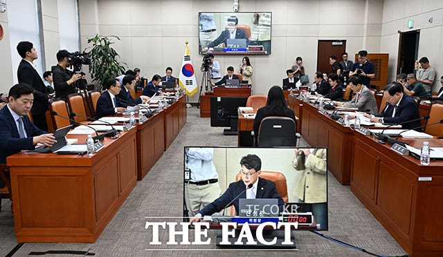 오는 10월 있을 국정감사에서도 한화의 KAI 지분 확대를 둘러싼 논의가 이어질 전망이다. 사진은 진성준 국방위원장이 의사봉을 두드리며 회의를 주재하는 모습. /서예원 기자