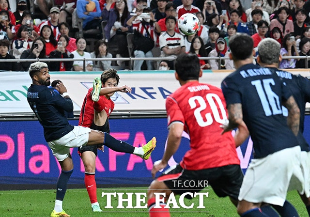 대한민국과 우루과이의 축구 국가대표팀 평가전이 28일 오후 서울 마포구 서울월드컵경기장에서 열린 가운데 이강인이 크로스를 올리고 있다./서울월드컵경기장=박헌우 기자