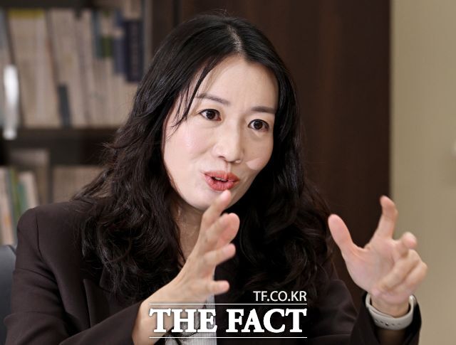 정희선 서울중앙지검 여성아동범죄조사1부 부장검사는 지난 21일 오후 서울 서초구 서울중앙지검 청사에서 <더팩트>와 인터뷰하고 있다./이새롬 기자
