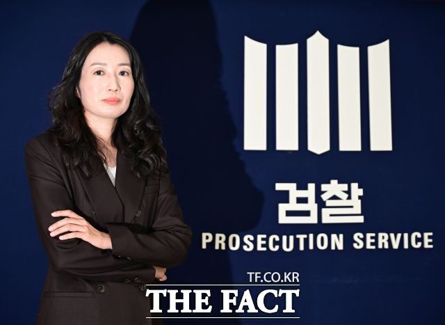 정희선 서울중앙지검 여성아동범죄조사1부 부장검사는 지난 21일 오후 서울 서초구 서울중앙지검 청사에서 <더팩트>와 인터뷰하며 포즈를 취하고 있다./이새롬 기자