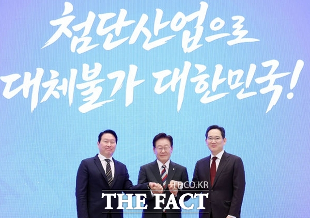 이재용 삼성전자 회장(오른쪽부터),이재명 대통령,최태원 SK그룹 회장이 지난 6월 청와대 영빈관에서 열린 '대한민국 대도약 3대 메가 프로젝트 국민보고회'에서 기념 촬영을 하고 있다./뉴시스