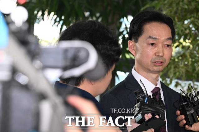 김지용 중대범죄수사청장 후보자가 지난달 8일 오후 서울 종로구 정부서울청사 창성동 별관에 마련된 인사청문회 준비단에 출근하며 취재진의 질문에 답하고 있다./김성렬 기자