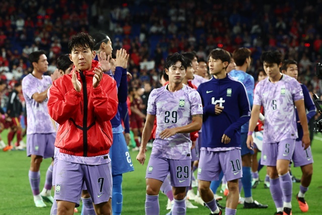 <b>김민재</b>는 왜 축구화를 집어던졌나...모레노호에 사라진 ‘11명 축구’ [...