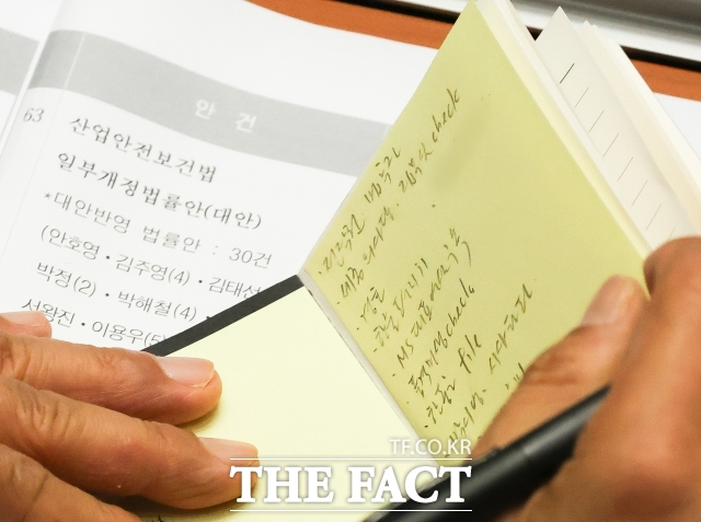 김민석 민주당 대표의 수첩이 한 달도 안 돼 다시 언론사 카메라에 포착됐다. 김 대표는 공인에게도 일정한 프라이버시가 있다며 취재·보도 방식에 문제를 제기했다. 사진은 김 대표가 1일 국회 본회의 도중 수첩에 적힌 