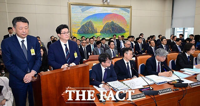 지난해 10월 14일 서울 여의도 국회 정무위원회에서 열린 공정거래위원회 등에 대한 국정감사에 (왼쪽부터) 김광일 홈플러스 대표이사,김병주MBK 파트너스 회장이 출석해 질의를 듣고 있다./더팩트 DB