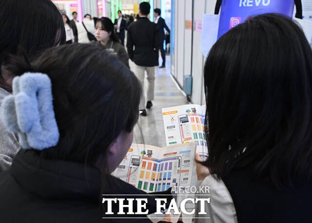취업난에 시달리는 청년들 사이에서는 실업급여가 취업을 대신할 수 없는 만큼,장기적으로 안정적 일자리 공급이 우선돼야 한다는 목소리가 나온다./이새롬 기자