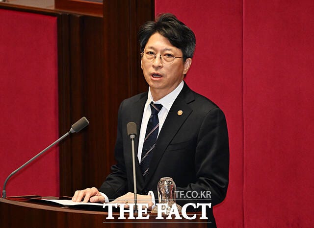 홍지선 국토교통부 장관은 취임사에서 "주택공급은 계획과 숫자에 머물러서는 안 된다"며 "3기 신도시와 도심 주택사업의 속도를 높여 실제 착공과 입주로 이어지게 끝까지 챙기겠다"고 강조했다.사진은 홍지선 국토부 장관