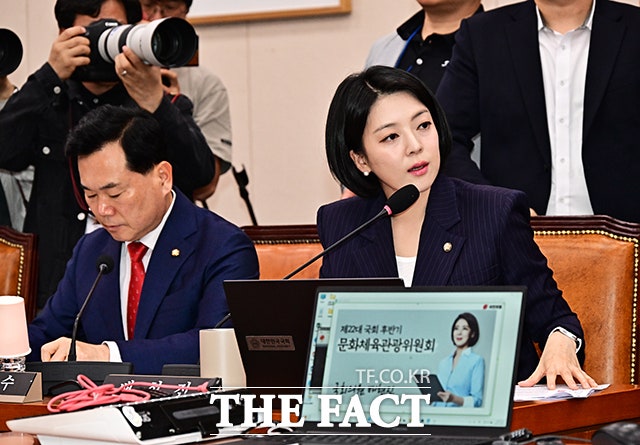 <b>박진영</b> 위원장에게 <b>질의</b>하는 <b>배현진</b> 의원 [포토]