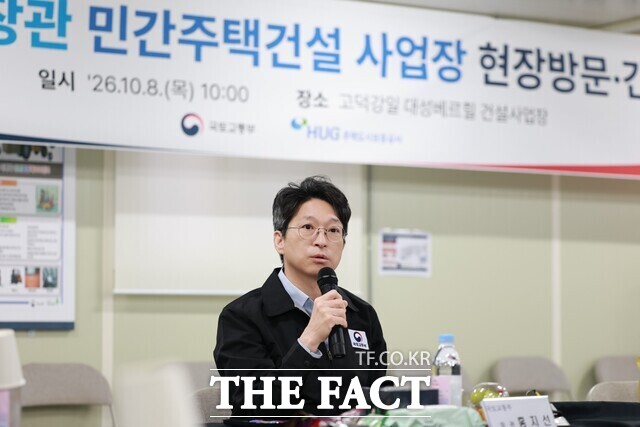 홍지선 국토교통부 장관 8일 서울 고덕 강일지구에 위치한 고덕강일 대성 베르힐 민간 사업장을 방문해 사업 추진현황을 점검하며 주택건설 관계자들과 간담회를 가졌다./국토교통부