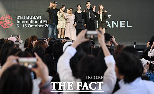 부국제 야외무대인사 참석한 '<b>여전히 찬란하게</b>' [TF사진관]