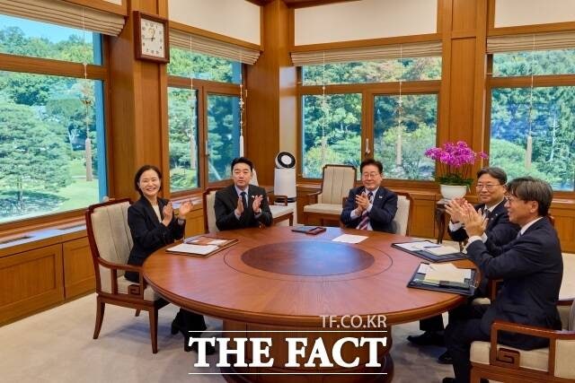 李 대통령, <b>극초음속</b> 활공비행체 <b>시험발사</b> 참관…"더욱 고도화해야"