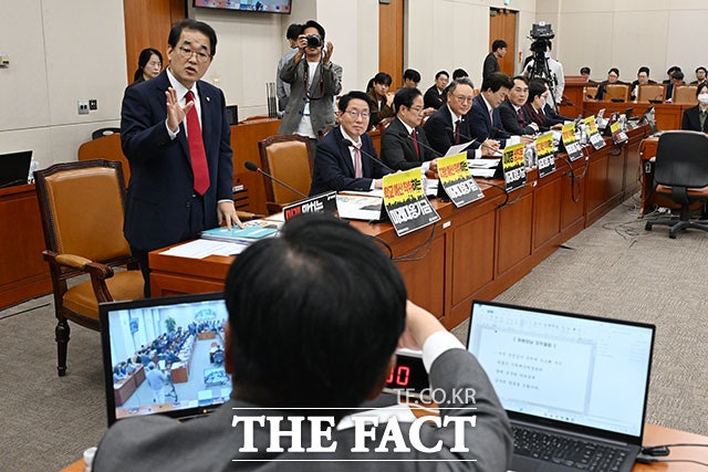 재경위 국감, '<b>미래대응기금</b> 철회' 피켓으로 <b>공방</b>...한때 파행 [TF사진관...