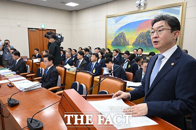 <b>국감</b> 출석한 <b>이억원</b> "신뢰받은 금융 만들 것"…5대 은행장 증인 채택 [T...
